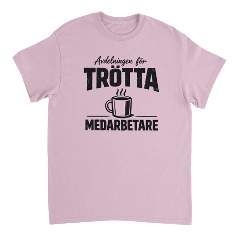Ljuslila t-shirt med texten Avdelningen för trötta medarbetare i retrostil