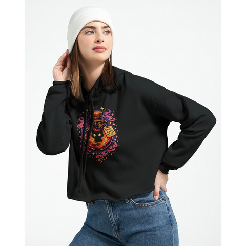 Kvinna bär svart croppad hoodie med mystiskt och lekfullt grafiktryck