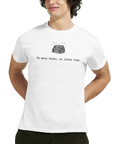Bokstapel med glöd, texten "So many books, so little time" på vit t-shirt.