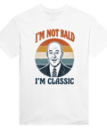 Retro illustration av skallig man i kostym – rolig t-shirt