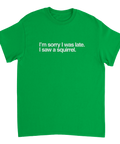 T-shirt med text Sorry I was late I saw a squirrel i grönt tyg