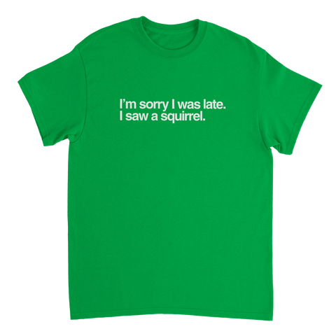 T-shirt med text Sorry I was late I saw a squirrel i grönt tyg