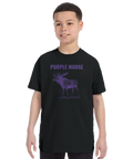 Pojke bär en svart t-shirt med lila älgtryck – lekfull barnstil