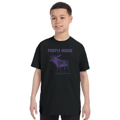 Pojke bär en svart t-shirt med lila älgtryck – lekfull barnstil