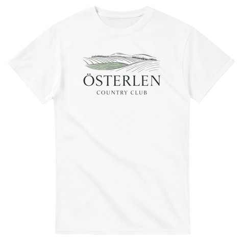 Svensk sommaridyll som grafiskt motiv på en klassisk vit t-shirt
