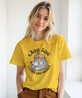 Modell i gul t-shirt med farfar, en höna och texten ”Lägg ägg i farfars skägg”.