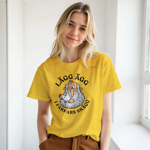 Modell i gul t-shirt med farfar, en höna och texten ”Lägg ägg i farfars skägg”.