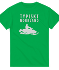 Vitt "Typiskt Norrland" text och snöskoter-silhuett på grön t-shirt.