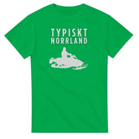 Vitt "Typiskt Norrland" text och snöskoter-silhuett på grön t-shirt.
