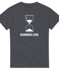Vitt timglas-tryck med text "RUNNING LOW" på mörkgrå t-shirt.