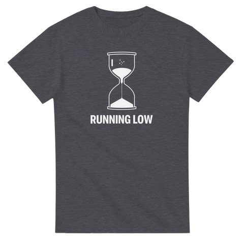 Vitt timglas-tryck med text "RUNNING LOW" på mörkgrå t-shirt.