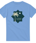 Palmträd, måne och text "SUMMER NIGHTS" i retrostil på ljusblå t-shirt.