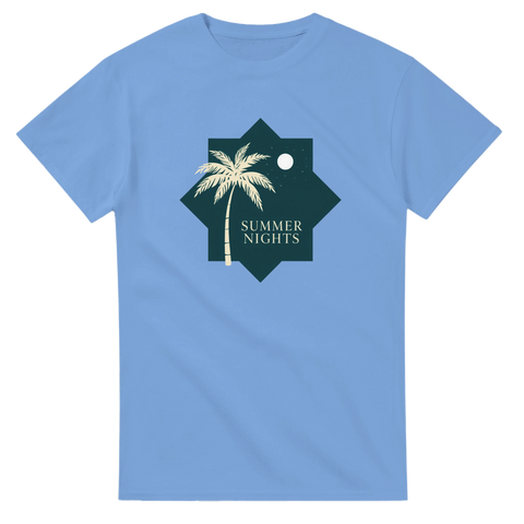 Palmträd, måne och text "SUMMER NIGHTS" i retrostil på ljusblå t-shirt.
