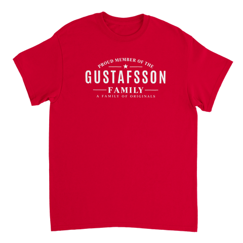 Röd t-shirt med vitt citat-tryck för stolta bärare av namnet Gustafsson