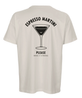 Grafiskt ryggtryck av en kaffedrink på en beige oversized t-shirt