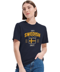 Kvinna bär t-shirt med grafiskt 100% Swedish-motiv i sportig stil