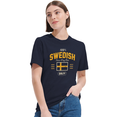 Kvinna bär t-shirt med grafiskt 100% Swedish-motiv i sportig stil