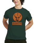 Jägarmästarn-motiv med hjort, kors och solstrålar i orange på mörkgrön t-shirt.