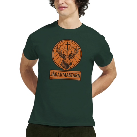 Jägarmästarn-motiv med hjort, kors och solstrålar i orange på mörkgrön t-shirt.