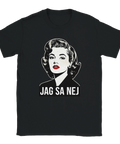 Popkonstkvinna med rött läppstift och texten "JAG SA NEJ" på svart t-shirt.
