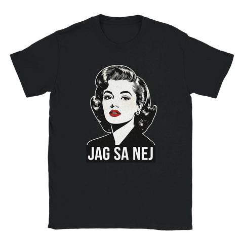 Popkonstkvinna med rött läppstift och texten "JAG SA NEJ" på svart t-shirt.