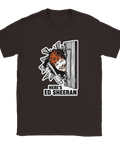 Ed Sheeran-parodi från The Shining med yxa och text "HERE'S ED SHEERAN" på mörkbrun t-shirt.