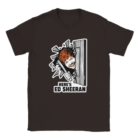 Ed Sheeran-parodi från The Shining med yxa och text "HERE'S ED SHEERAN" på mörkbrun t-shirt.