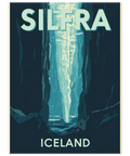 Naturposter med texten Silfra Iceland föreställande en geologisk spricka i havet med kontrasterande ljus och mörker.