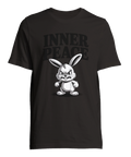 Arg vit kanin med texten "INNER PEACE" på svart t-shirt.