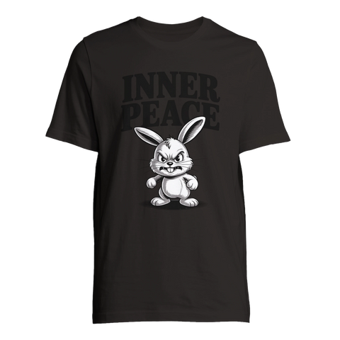 Arg vit kanin med texten "INNER PEACE" på svart t-shirt.