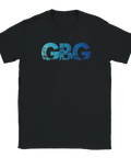 Grafiskt GBG-motiv med blå gradient och stadssiluett på svart t-shirt