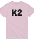 K2 bergsklättringstryck med siluett av klättrare på rosa t-shirt.