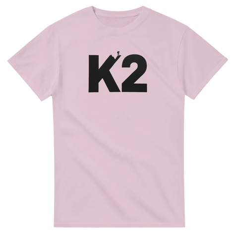 K2 bergsklättringstryck med siluett av klättrare på rosa t-shirt.