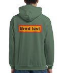 militärgrön hoodie med ryggtryck och texten bred last