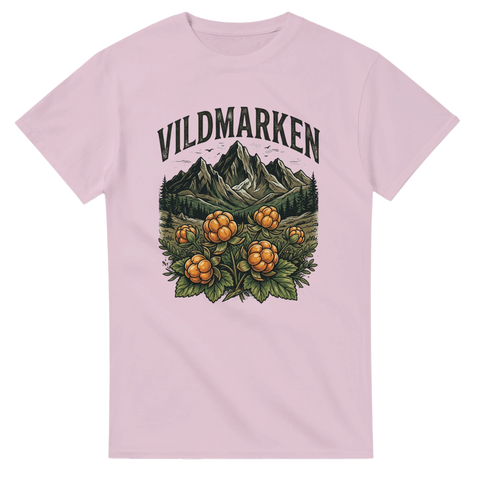 Detaljerat vildmarksmotiv med norrländska bär och berg – grafisk t-shirt