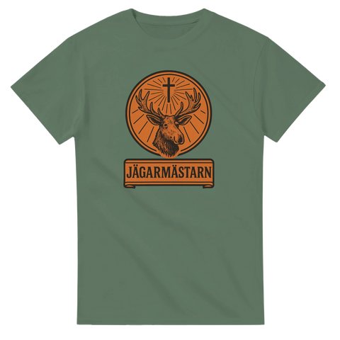 Jägarmästarn-logotyp med hjorthuvud, kors och text på olivgrön t-shirt.