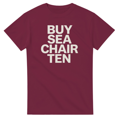 Vinröd t-shirt med texten BUY SEA CHAIR TEN i fyra rader.