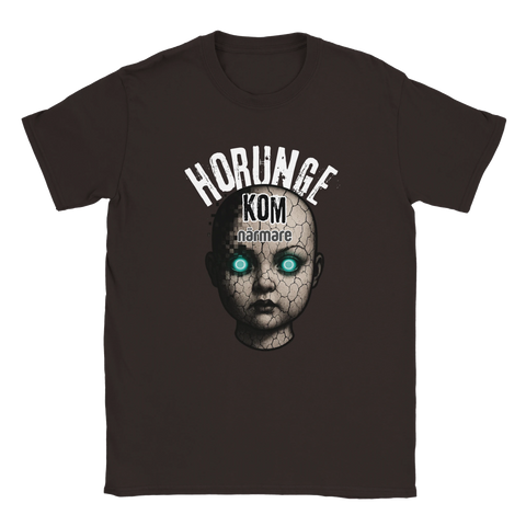 Brun t-shirt med ett mörkt och surrealistiskt motiv av ett dockansikte