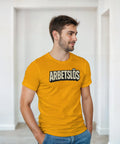 Arbetslös" texttryck i retrostil på en senapsgul t-shirt, buren av man i blå jeans.