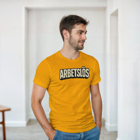 Arbetslös" texttryck i retrostil på en senapsgul t-shirt, buren av man i blå jeans.