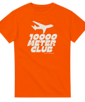 Vitt flygplan och text "10000 Meter Club" på orange t-shirt.