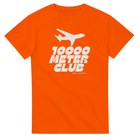 Vitt flygplan och text "10000 Meter Club" på orange t-shirt.