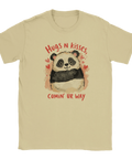 Beige t-shirt med ett mjukt illustrerat motiv av en kramande panda