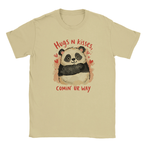 Beige t-shirt med ett mjukt illustrerat motiv av en kramande panda