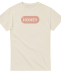 Pastellrosa Honey-motiv i mjuk design på krämvit t-shirt