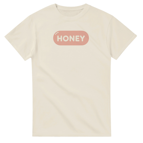 Pastellrosa Honey-motiv i mjuk design på krämvit t-shirt