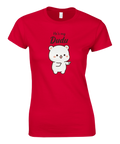 Minimalistisk björnillustration med texten He's my Dudu på en röd t-shirt