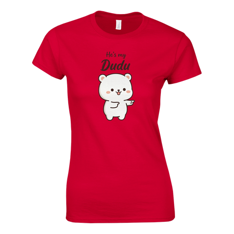 Minimalistisk björnillustration med texten He's my Dudu på en röd t-shirt