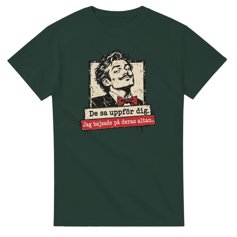 Mörkgrön t-shirt med mansporträtt med fluga och texten ”De sa uppför dig. Jag bajsade på deras altan.”