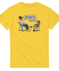 Gul t-shirt med humoristisk illustration av en mamma som glömmer barnets namn